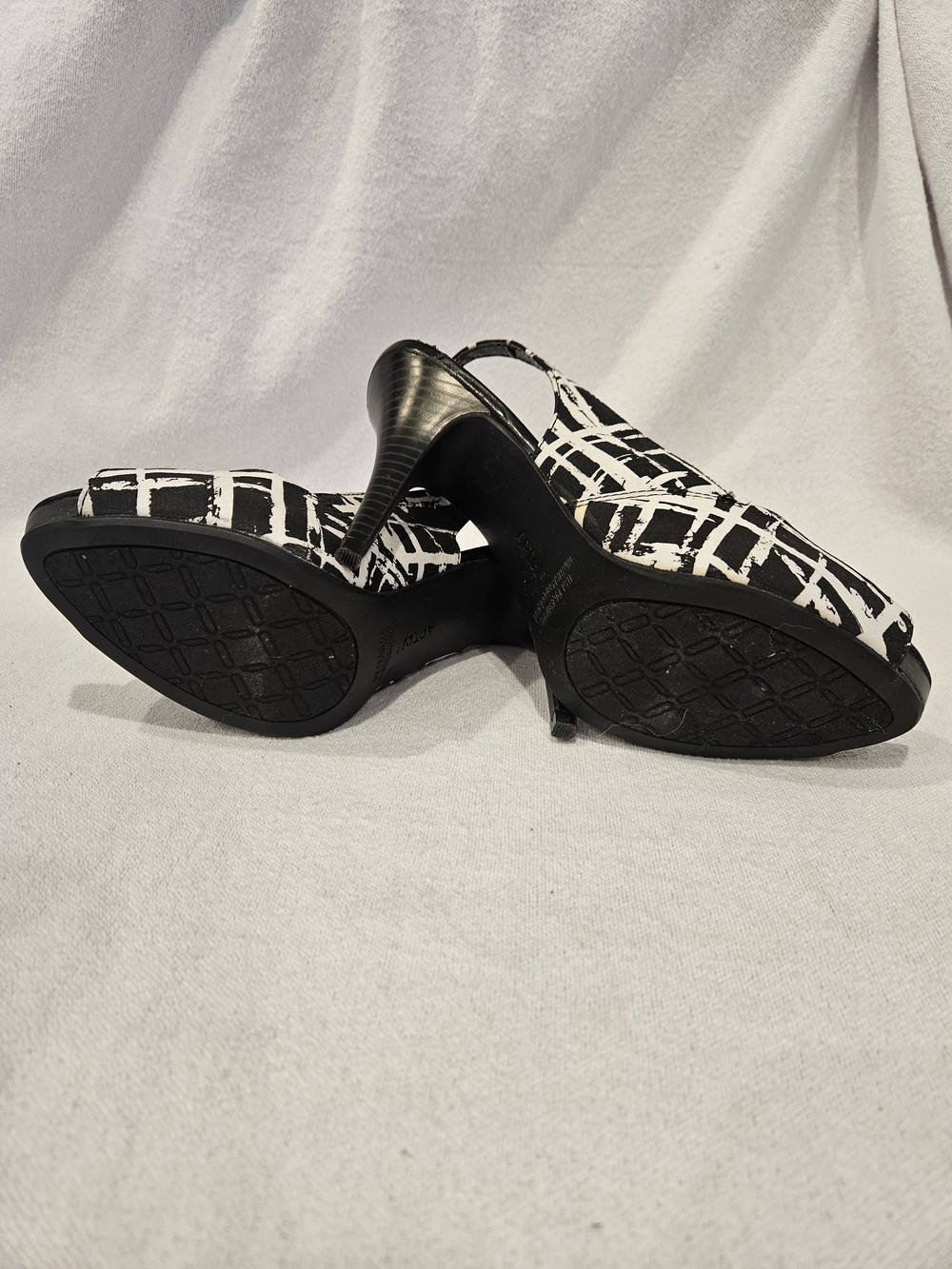 Apt. 9 Arden Black & White Graphic Slingback Peep-Toe Heels 6 - Picture 7 of 9